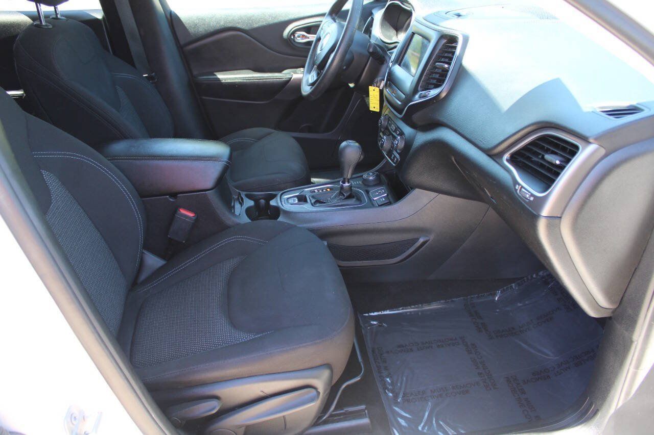 Used 2019 Jeep Cherokee Latitude w/ Popular Appearance Group AWD/4WD image 7