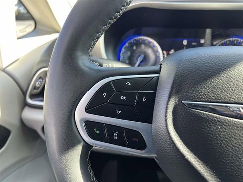 Used 2023 Chrysler Pacifica Touring-L image 17