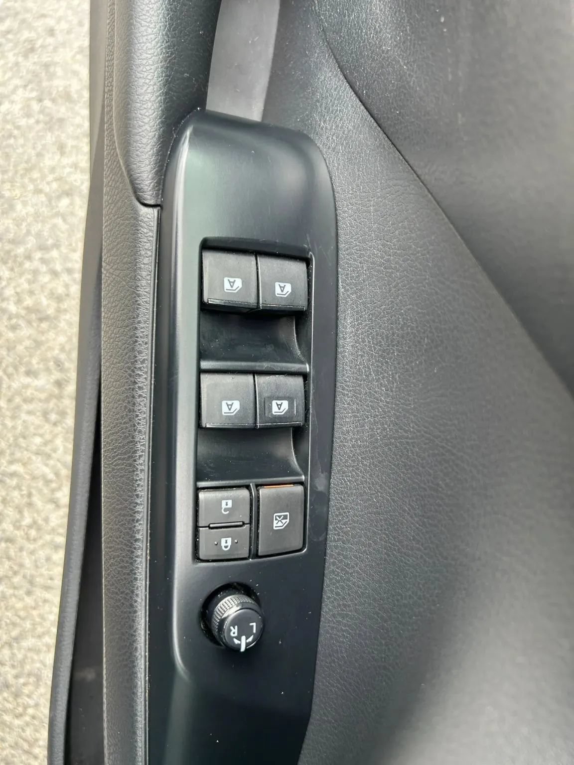 Used 2020 Toyota Camry SE w/ Convenience Package FWD image 18