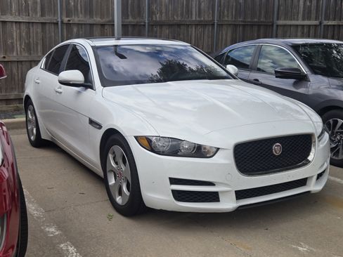 Used 2018 Jaguar XE RWD image 3