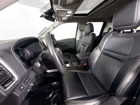 Used 2024 Nissan Frontier SL w/ Technology Package RWD image 3