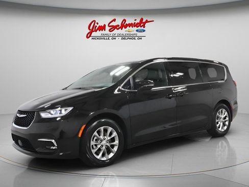 Used 2026 Chrysler Pacifica Limited FWD image 3