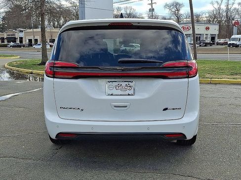 Used 2024 Chrysler Pacifica Limited FWD image 6