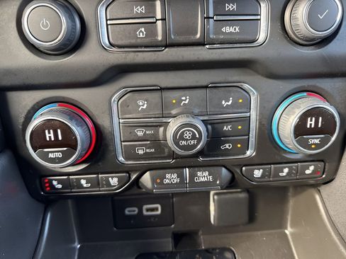 Used 2023 Chevrolet Suburban Premier image 20