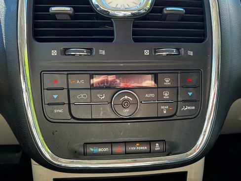 Used 2016 Chrysler Town & Country Touring image 22