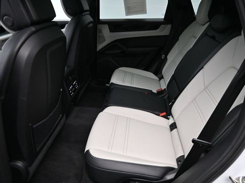 Certified 2025 Porsche Cayenne AWD/4WD image 7