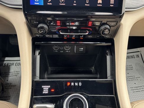 Used 2024 Jeep Grand Cherokee Limited image 17