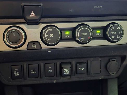 Used 2020 Toyota Tacoma SR5 AWD/4WD image 15