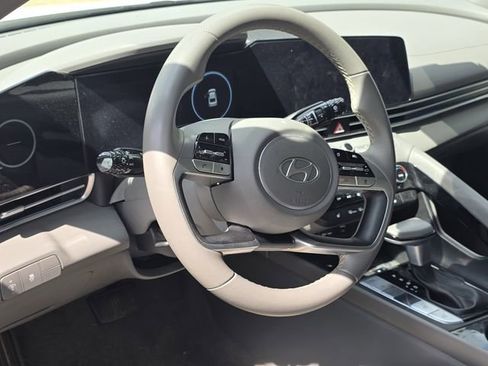 Used 2024 Hyundai Elantra SEL w/ Convenience Package FWD image 5