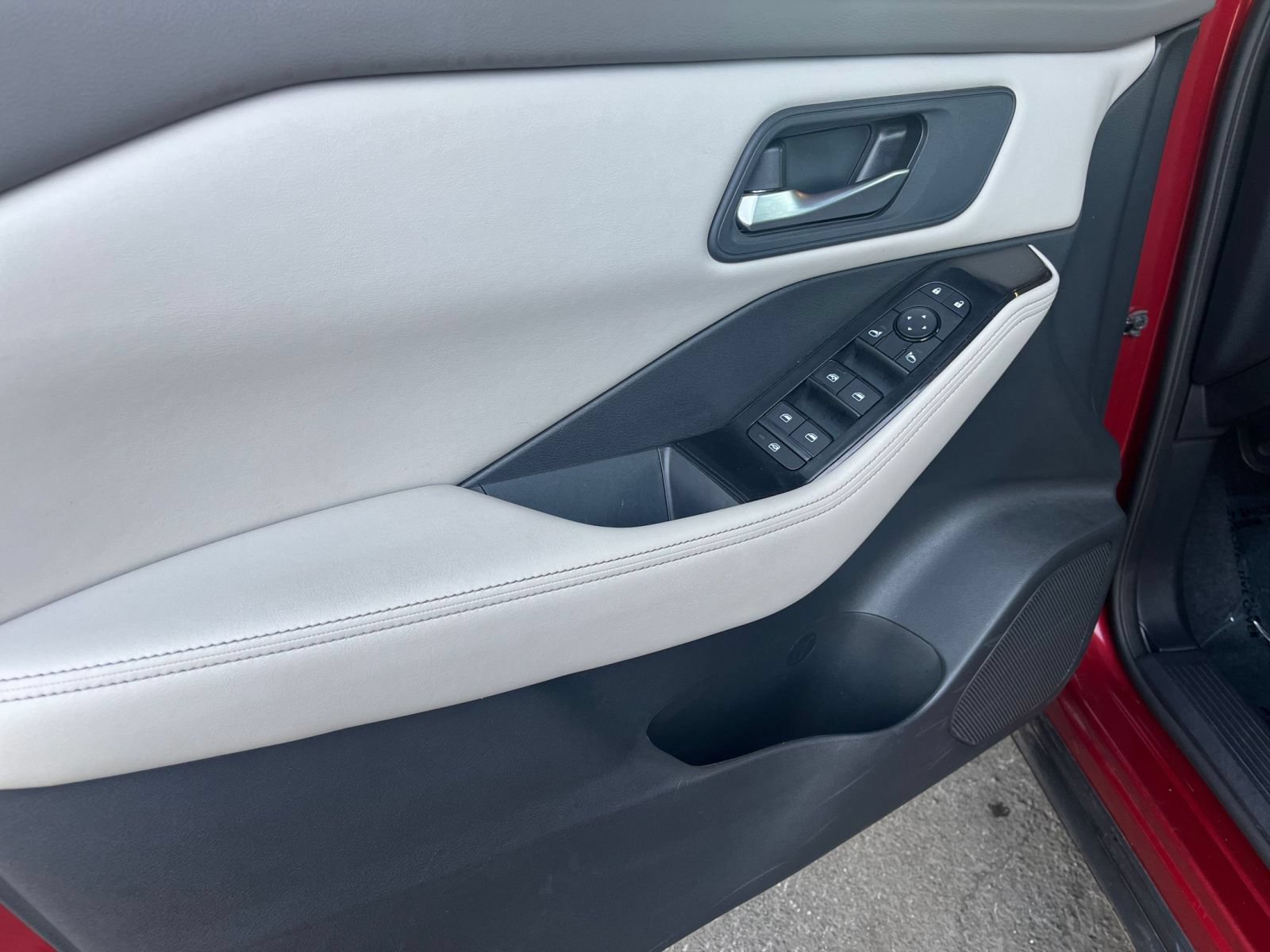 Used 2025 Nissan Rogue SV AWD/4WD image 18
