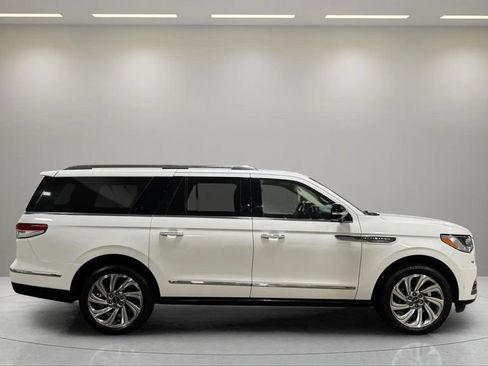 Certified 2022 Lincoln Navigator L Reserve AWD/4WD image 2