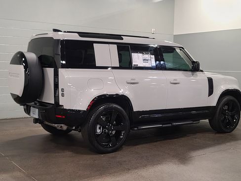 New 2026 Land Rover Defender 110 X-Dynamic SE image 2