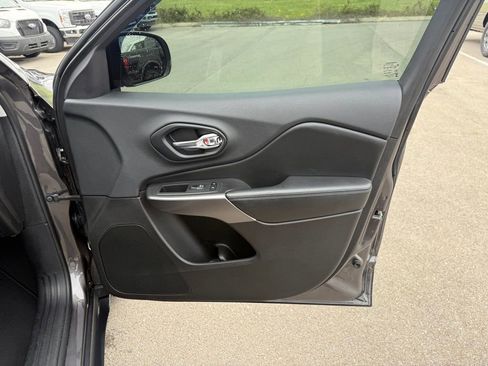 Used 2019 Jeep Cherokee Latitude Plus w/ Comfort/Convenience Group image 18