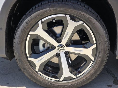 New 2025 Volkswagen Tiguan SE image 8
