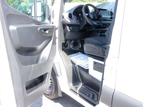 Used 2025 Mercedes-Benz Sprinter 2500 image 9