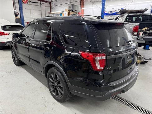 Used 2018 Ford Explorer XLT w/ Equipment Group 202A FWD image 2