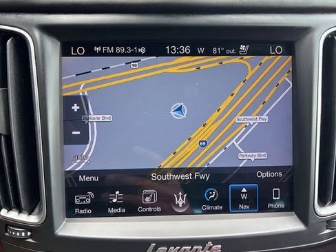 Used 2017 Maserati Levante w/ Luxury Package AWD/4WD image 27