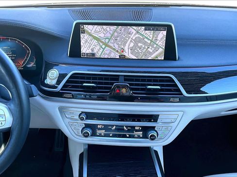 Used 2022 BMW 740i w/ M Sport Package image 31