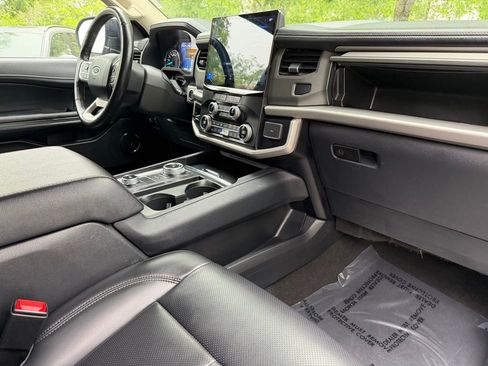 Used 2024 Ford Expedition XLT image 12
