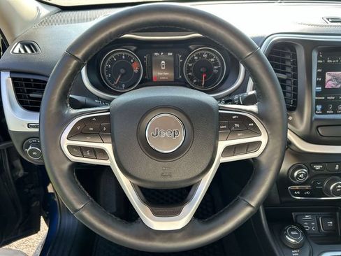 Used 2018 Jeep Cherokee Latitude Plus w/ Cold Weather Group AWD/4WD image 18