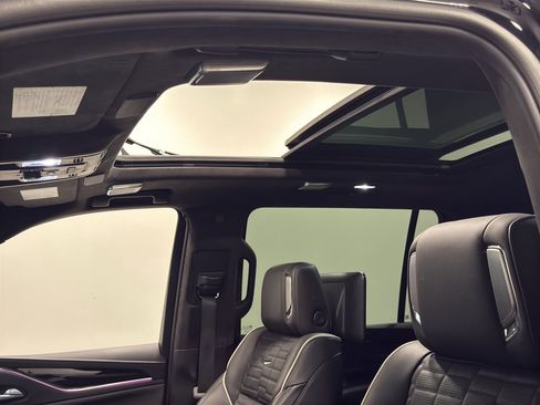 Used 2024 Cadillac Escalade ESV V w/ LPO, ONYX Package image 31