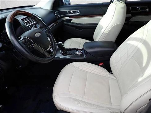 Used 2019 Ford Explorer Platinum image 12