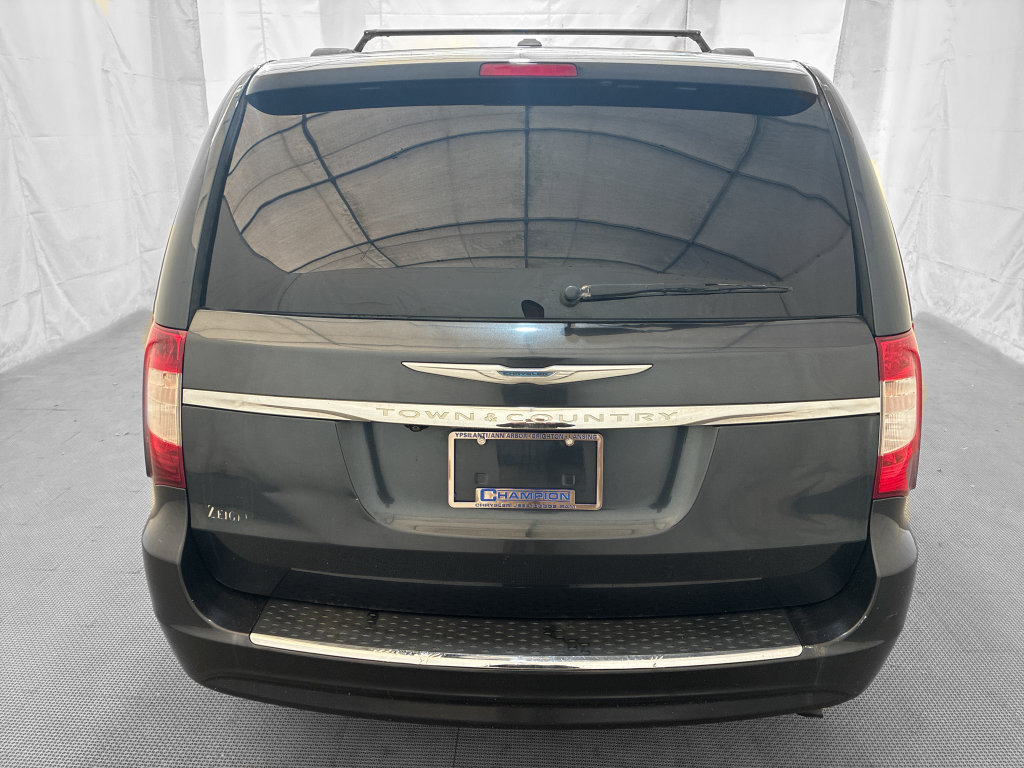 Used 2014 Chrysler Town & Country Touring w/ Driver Convenience Group FWD image 5