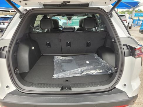 New 2026 Chevrolet Equinox LT w/ Convenience Package II FWD image 6