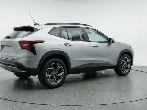 Used 2025 Chevrolet Trax LT w/ LT Convenience Package image 9