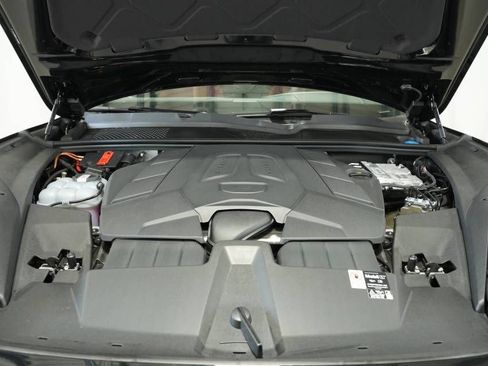 Certified 2025 Porsche Cayenne AWD/4WD image 29