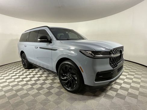 Used 2025 Lincoln Navigator Reserve w/ Jet Appearance Package image 6