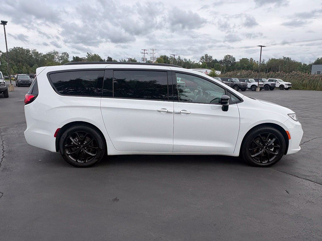 Used 2025 Chrysler Pacifica Limited FWD image 6