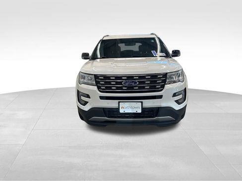 Used 2017 Ford Explorer XLT w/ Equipment Group 202A AWD/4WD image 6