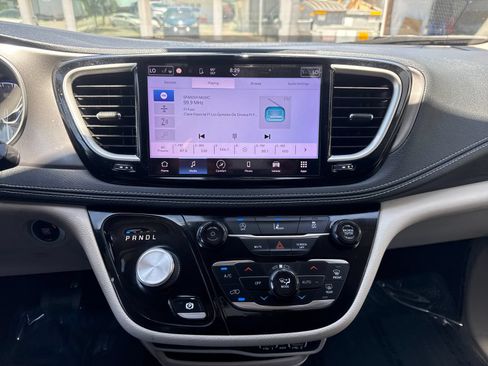 Used 2022 Chrysler Pacifica Touring-L AWD/4WD image 18