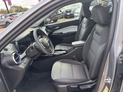 Used 2025 Chevrolet Trax LT image 25
