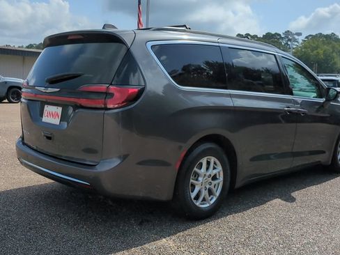 Used 2022 Chrysler Pacifica Touring-L FWD image 5