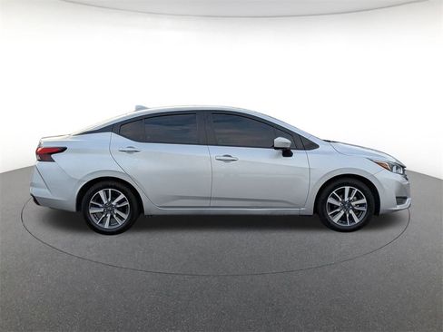 Used 2023 Nissan Versa SV image 4