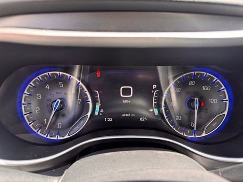 Used 2023 Chrysler Pacifica Touring-L FWD image 17