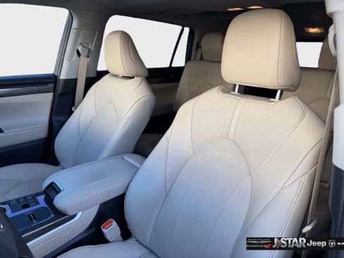 Used 2024 Toyota Highlander Limited FWD image 12