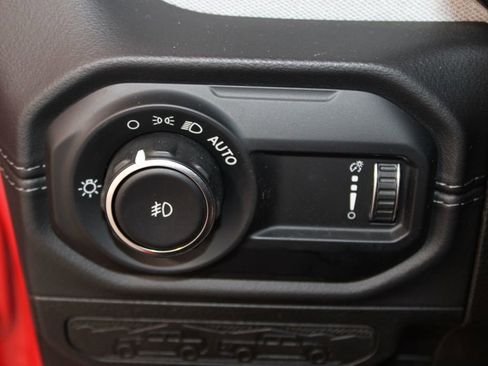 Used 2025 Jeep Wrangler Unlimited Sahara AWD/4WD image 40