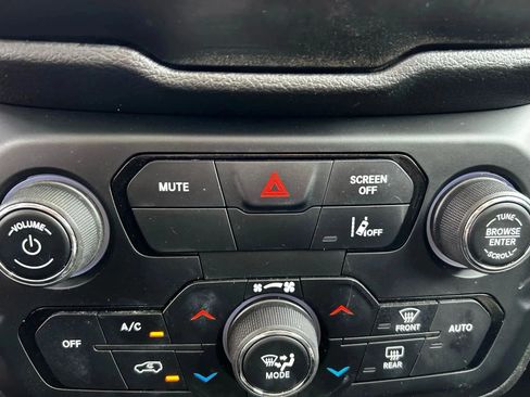 Used 2021 Jeep Renegade Latitude AWD/4WD image 23