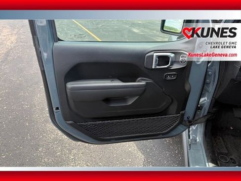 Used 2026 Jeep Wrangler Unlimited Rubicon AWD/4WD image 16
