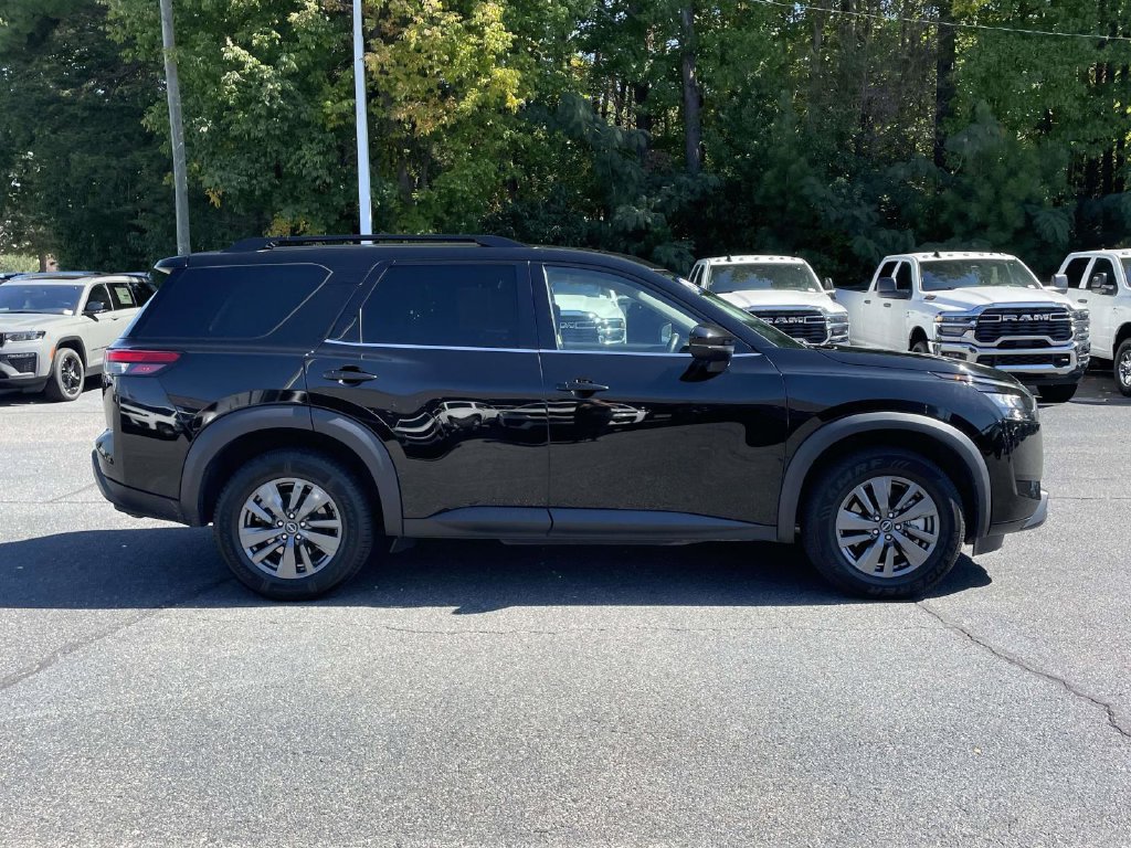 Used 2024 Nissan Pathfinder SV AWD/4WD image 9