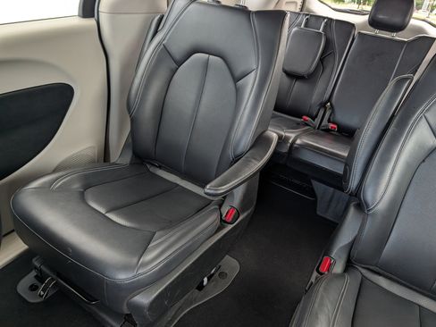 Used 2024 Chrysler Pacifica Limited FWD image 12