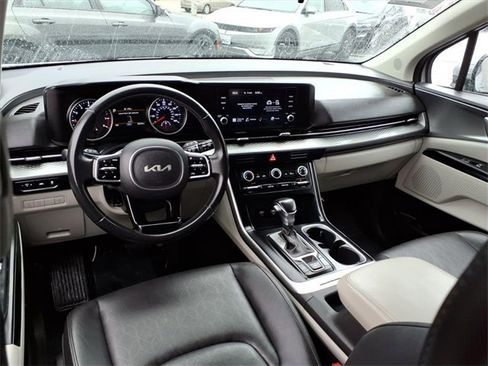 Used 2022 Kia Carnival LX image 10