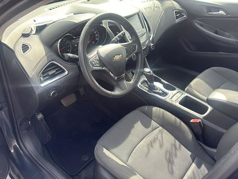 Used 2018 Chevrolet Cruze LT w/ LT Convenience Package FWD image 9