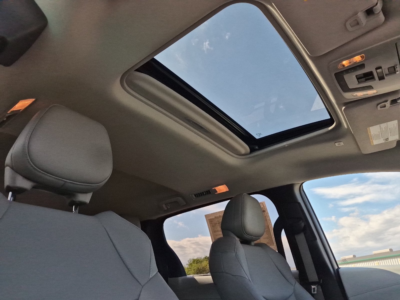Used 2025 Toyota Sienna XLE FWD image 17