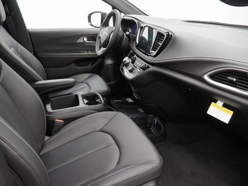 New 2026 Chrysler Pacifica Select image 32
