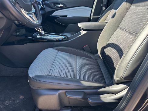 Used 2025 Chevrolet Trax LT w/ LT Convenience Package image 9