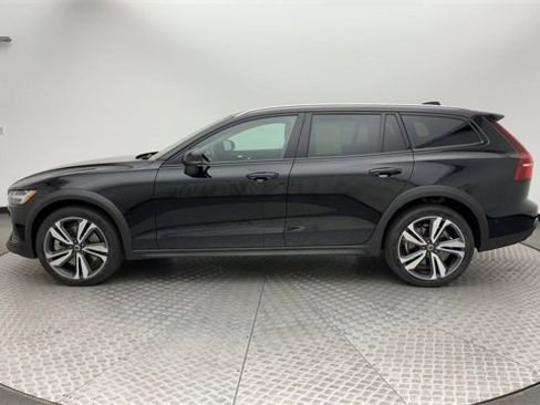 Certified 2023 Volvo V60 B5 Cross Country Plus w/ Climate Package image 5
